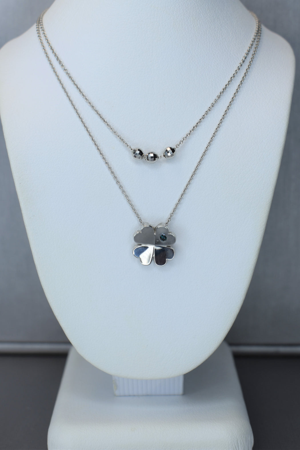 18kt White Gold Blue Diamond Clover Necklace