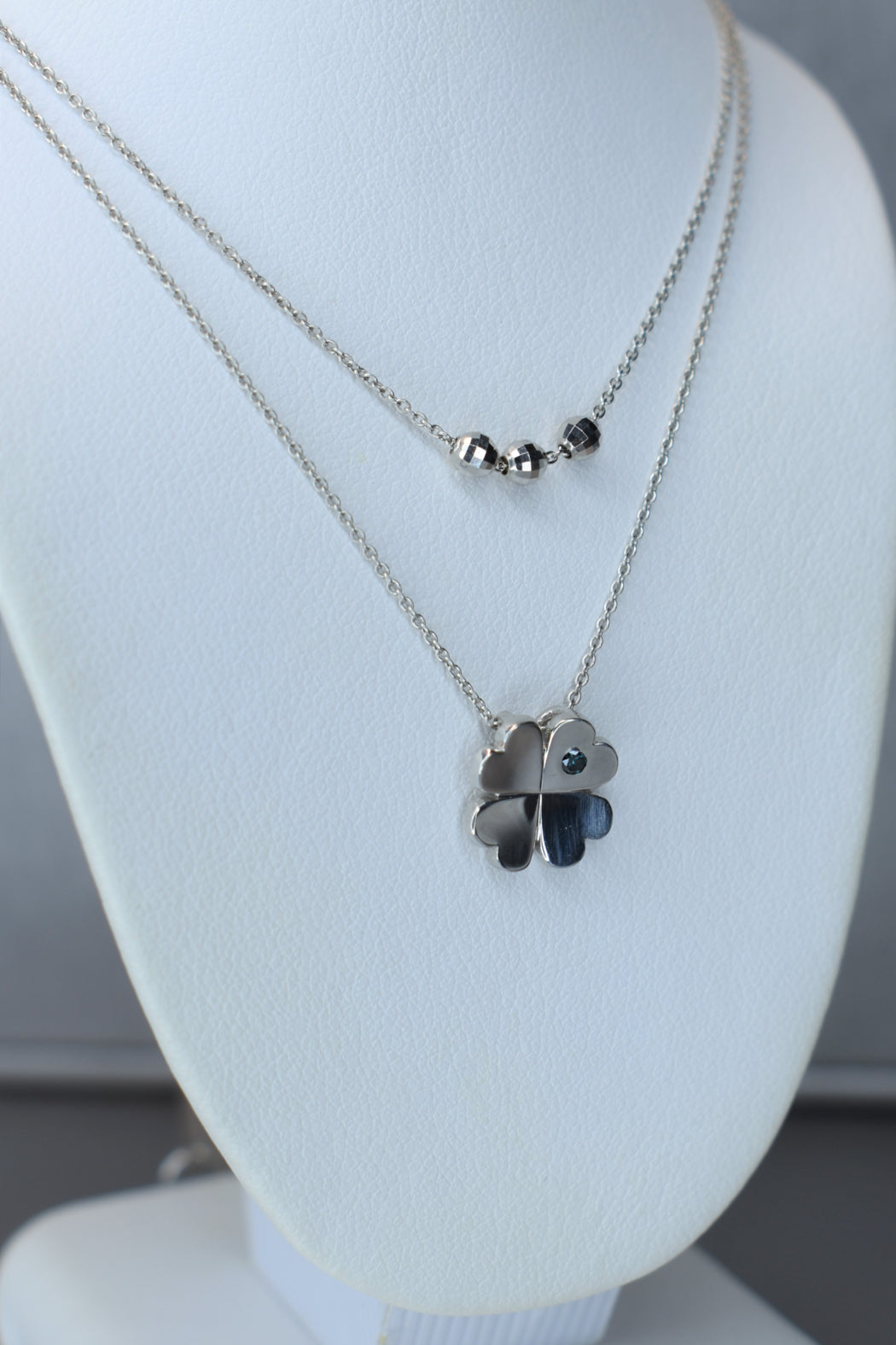 18kt White Gold Blue Diamond Clover Necklace