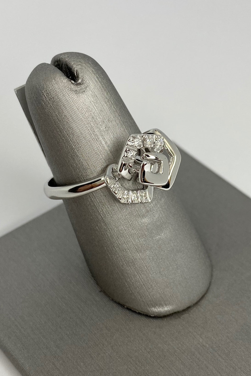 18kt White Gold Diamond Ring