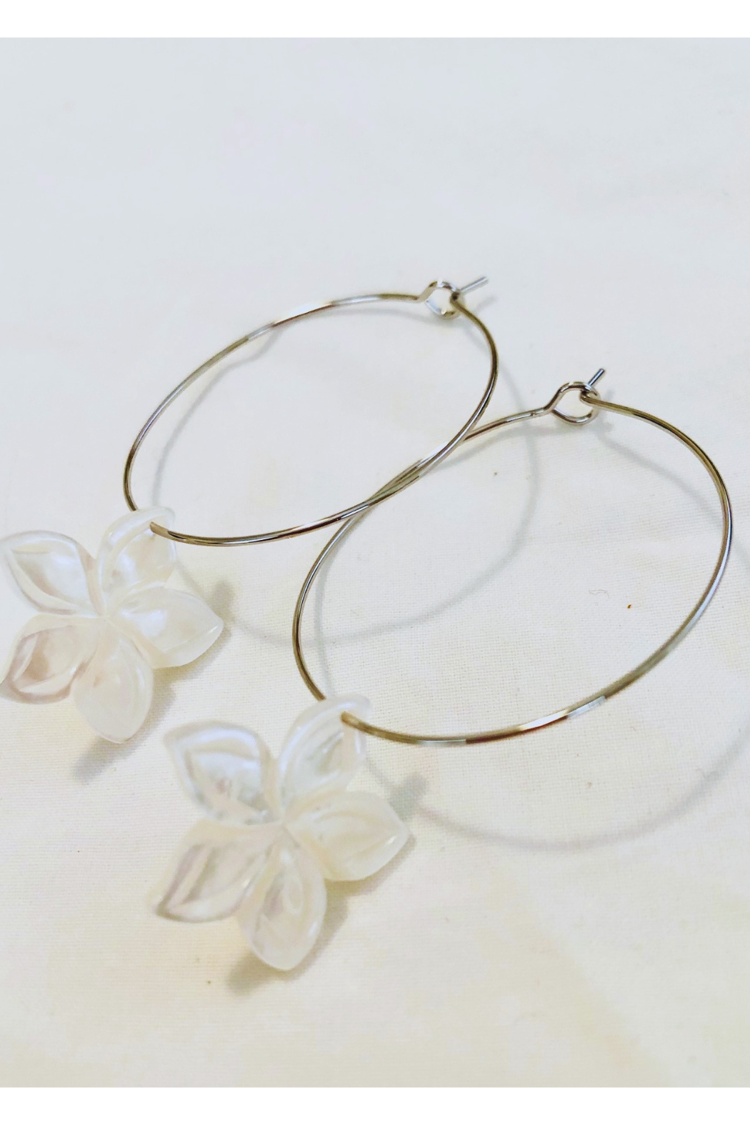 Tahiti Tiare Mother of Pearl Earring