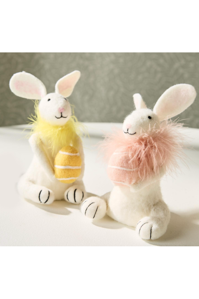 BUNNY W/EGG & FEATHER BOA