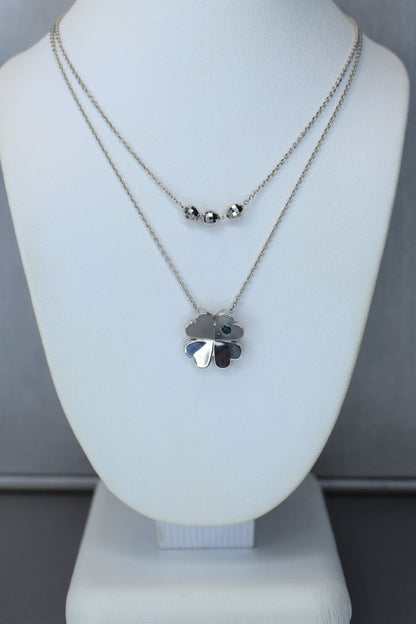 18kt White Gold Blue Diamond Clover Necklace