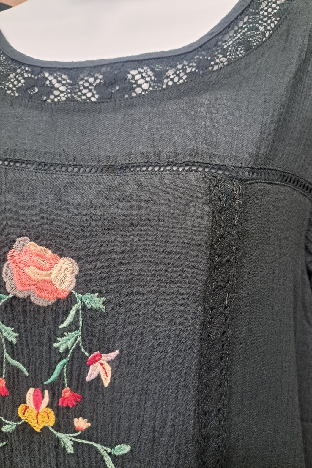 Black embroideRed and lace short sleeved dress